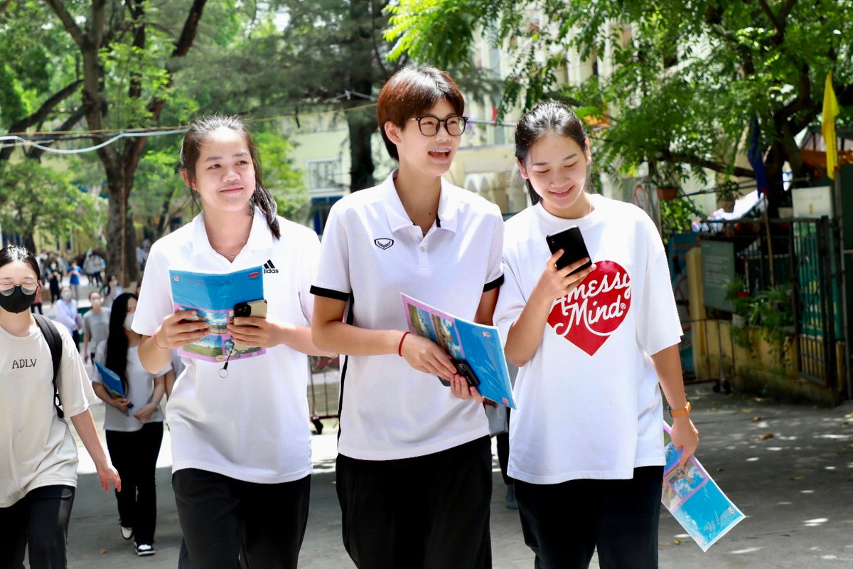 Đây là hai môn tự chọn theo quy định, trong đó, thí sinh được chọn một môn tổ hợp để xét tốt nghiệp cùng các môn Toán, Văn và Ngoại ngữ. Ghi nhận tại điểm thi THPT Quang Trung (Đống Đa, Hà Nội), nhiều thí sinh cho biết bài thi Khoa học xã hội năm nay dễ.