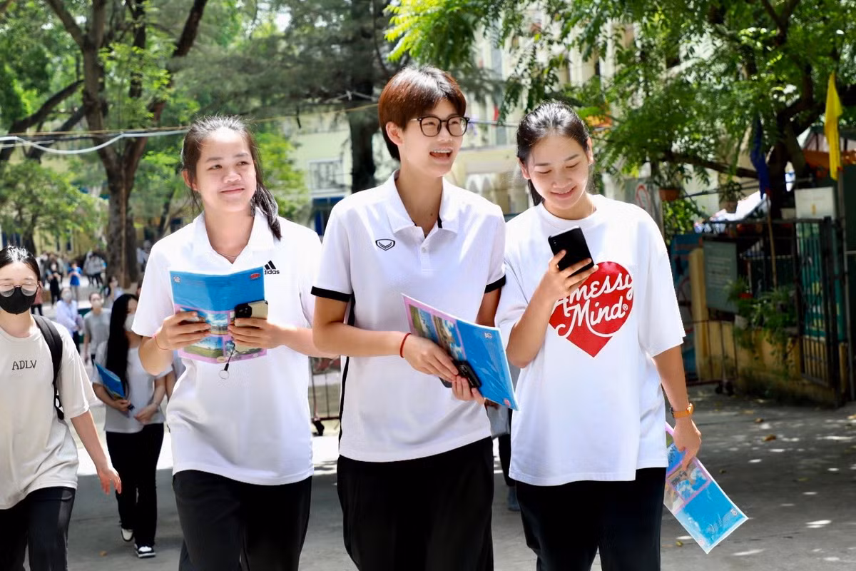 Đây là hai môn tự chọn theo quy định, trong đó, thí sinh được chọn một môn tổ hợp để xét tốt nghiệp cùng các môn Toán, Văn và Ngoại ngữ. Ghi nhận tại điểm thi THPT Quang Trung (Đống Đa, Hà Nội), nhiều thí sinh cho biết bài thi Khoa học xã hội năm nay dễ.