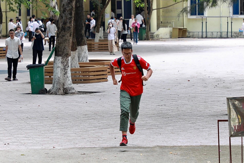 Là thí sinh đầu tiên bước ra khỏi điểm thi, bạn Võ Quang Bách (Học viên Âm nhạc Quốc gia Việt Nam) cho biết: “Em thi tổ hợp Khoa học xã hội, em thấy đề thi năm nay dễ và hay, nội dung câu hỏi phù hợp với văn hoá, lịch sử của Việt Nam lẫn thế giới, còn GDCD thì càng dễ. Các thầy cô đã cho ôn luyện trên lớp hết rồi. Em tự tin sẽ đạt điểm cao”.