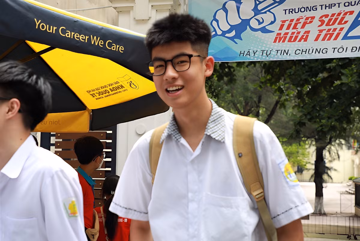 Tương tự, bạn Nguyễn Hoàng Đức Anh (THPT Đống Đa) thi tổ hợp Khoa học xã hội cho biết, em thấy cả 3 môn đều dễ.