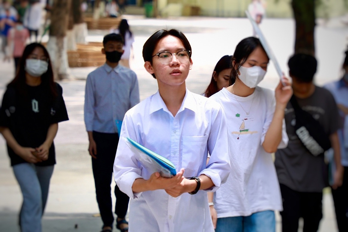 “Em thấy đề Sử vừa sức, Địa thì phân loại cao hơn, từ khoảng 12 câu cuối là độ khó nâng cao dần, đề khá dài mất nhiều thời gian để tra cứu Atlat”, bạn Giang (Học viên Âm nhạc Quốc gia Việt Nam) thi tổ hợp Khoa học xã hội nhận định.