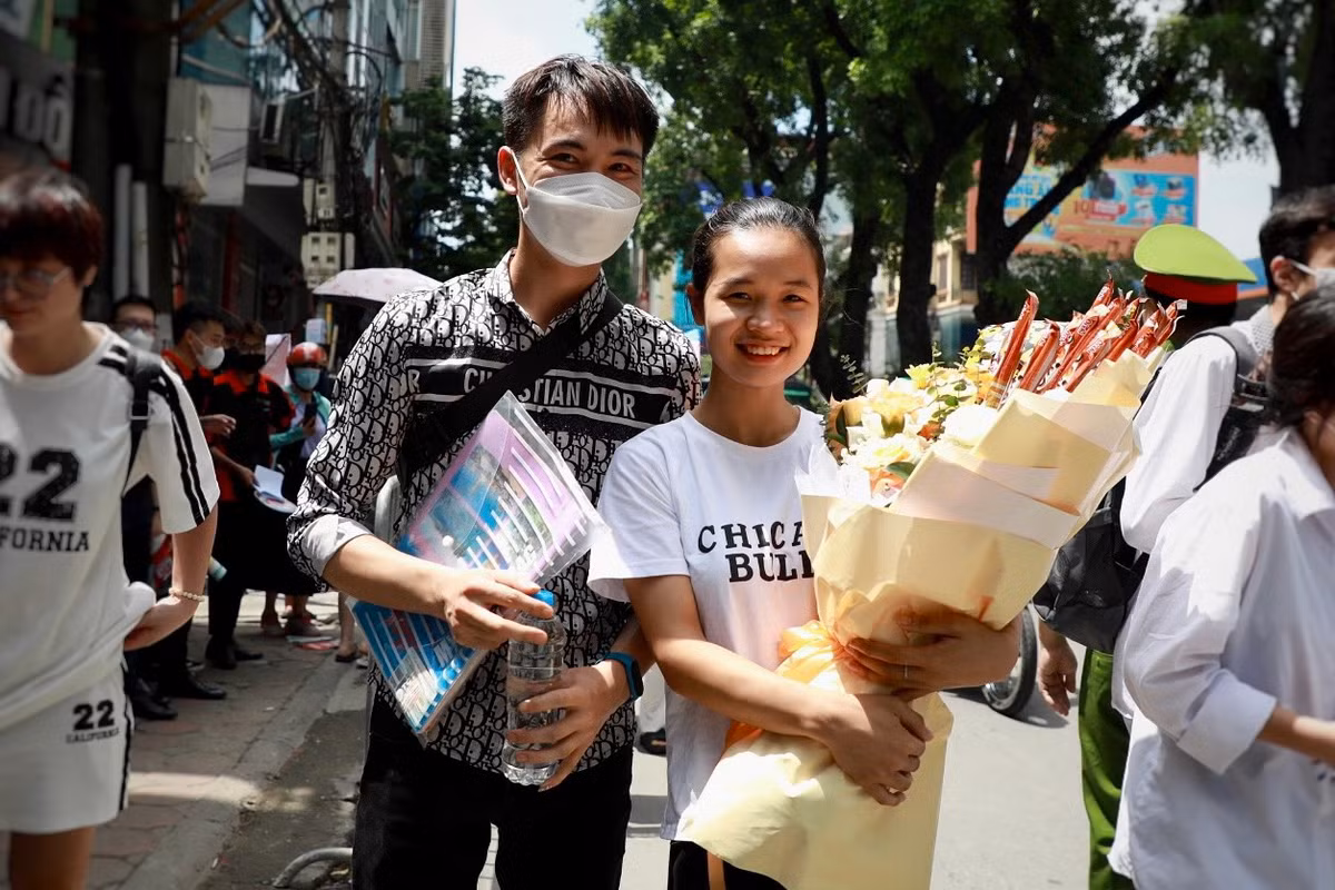 Một thí sinh được người thân tặng hoa chúc mừng ngay sau khi kết thúc giờ thi.