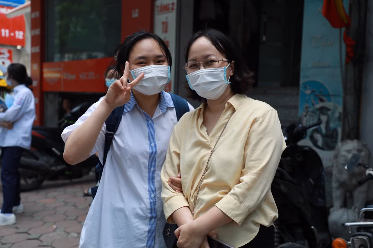 Đối với bài thi tổ hợp Khoa học tự nhiên, bạn Quỳnh Anh (THPT Kim Liên) cho hay: “Em thấy đề thi năm nay vừa sức, có tính phân loại cao, em mất 2/3 thời gian để hoàn thành hết bài thi. Em thấy những câu cuối là độ khó tăng cao hơn và Sinh khó hơn Lý". Cô Phương An, mẹ của Quỳnh Anh cho biết, dù có lo lắng, nhưng cô hoàn toàn tin tưởng vào năng lực của con.