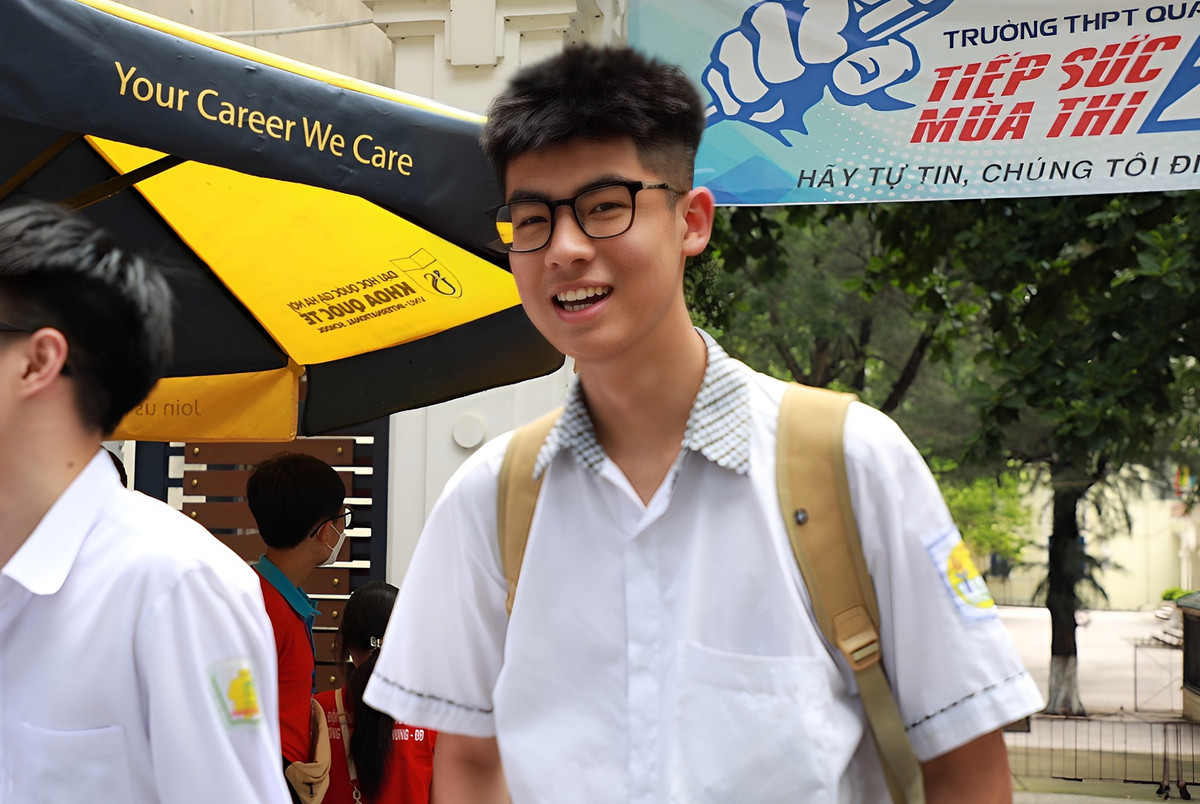 Tương tự, bạn Nguyễn Hoàng Đức Anh (THPT Đống Đa) thi tổ hợp Khoa học xã hội cho biết, em thấy cả 3 môn đều dễ.