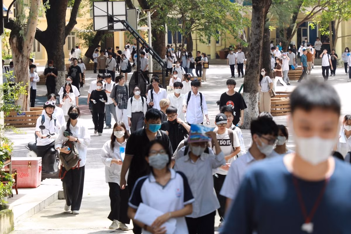 Sáng 29/6, thí sinh tiếp tục kỳ thi tốt nghiệp THPT với môn tổ hợp gồm Khoa học tự nhiên (Vật lý, Hóa học, Sinh học) và Khoa học xã hội (Lịch sử, Địa lý, Giáo dục công dân). Mỗi môn thi thành phần trong bài thi tổ hợp sẽ có thời gian làm bài 50 phút.