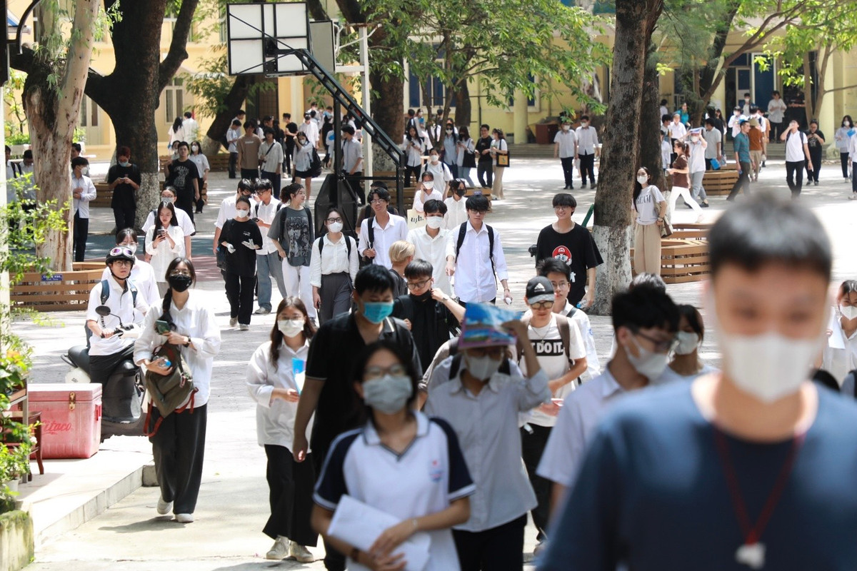 Sáng 29/6, thí sinh tiếp tục kỳ thi tốt nghiệp THPT với môn tổ hợp gồm Khoa học tự nhiên (Vật lý, Hóa học, Sinh học) và Khoa học xã hội (Lịch sử, Địa lý, Giáo dục công dân). Mỗi môn thi thành phần trong bài thi tổ hợp sẽ có thời gian làm bài 50 phút.