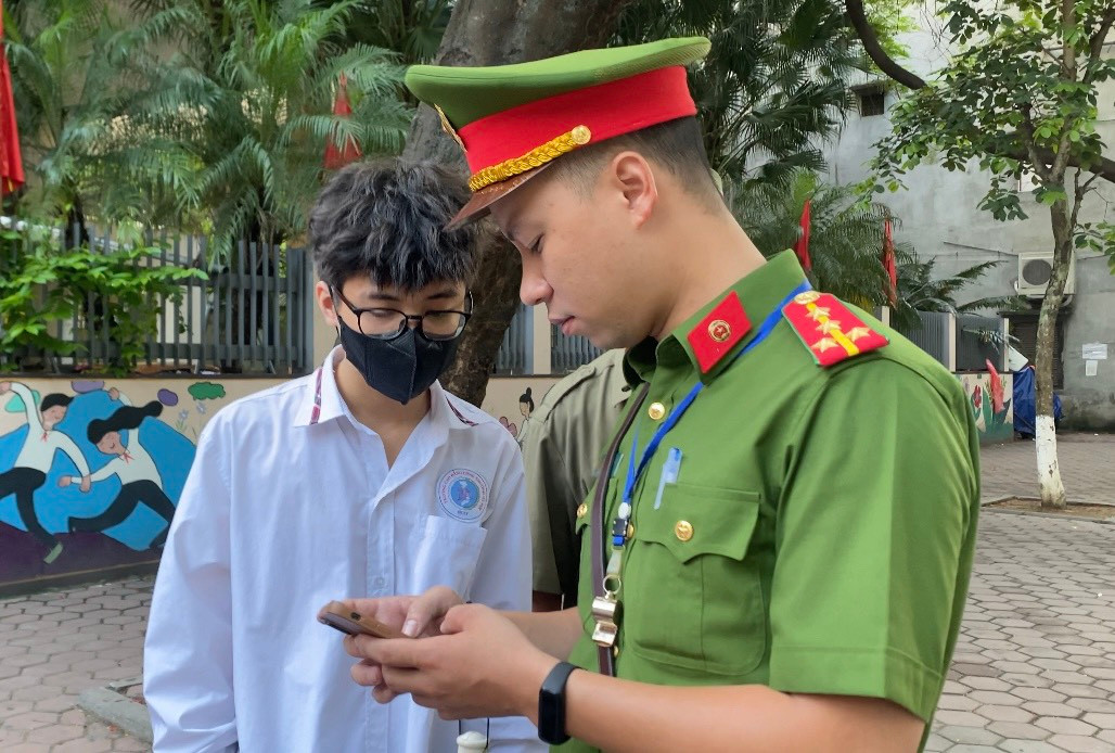 Cho thi sinh ve nha lay the du thi, hoa ra me de trong balo