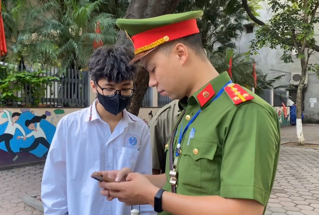 Cho thi sinh ve nha lay the du thi, hoa ra me de trong balo