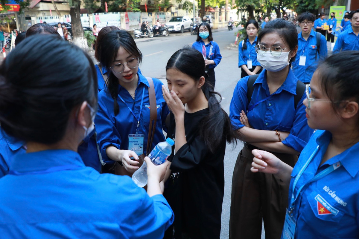 Cho thi sinh ve nha lay the du thi, hoa ra me de trong balo-Hinh-3