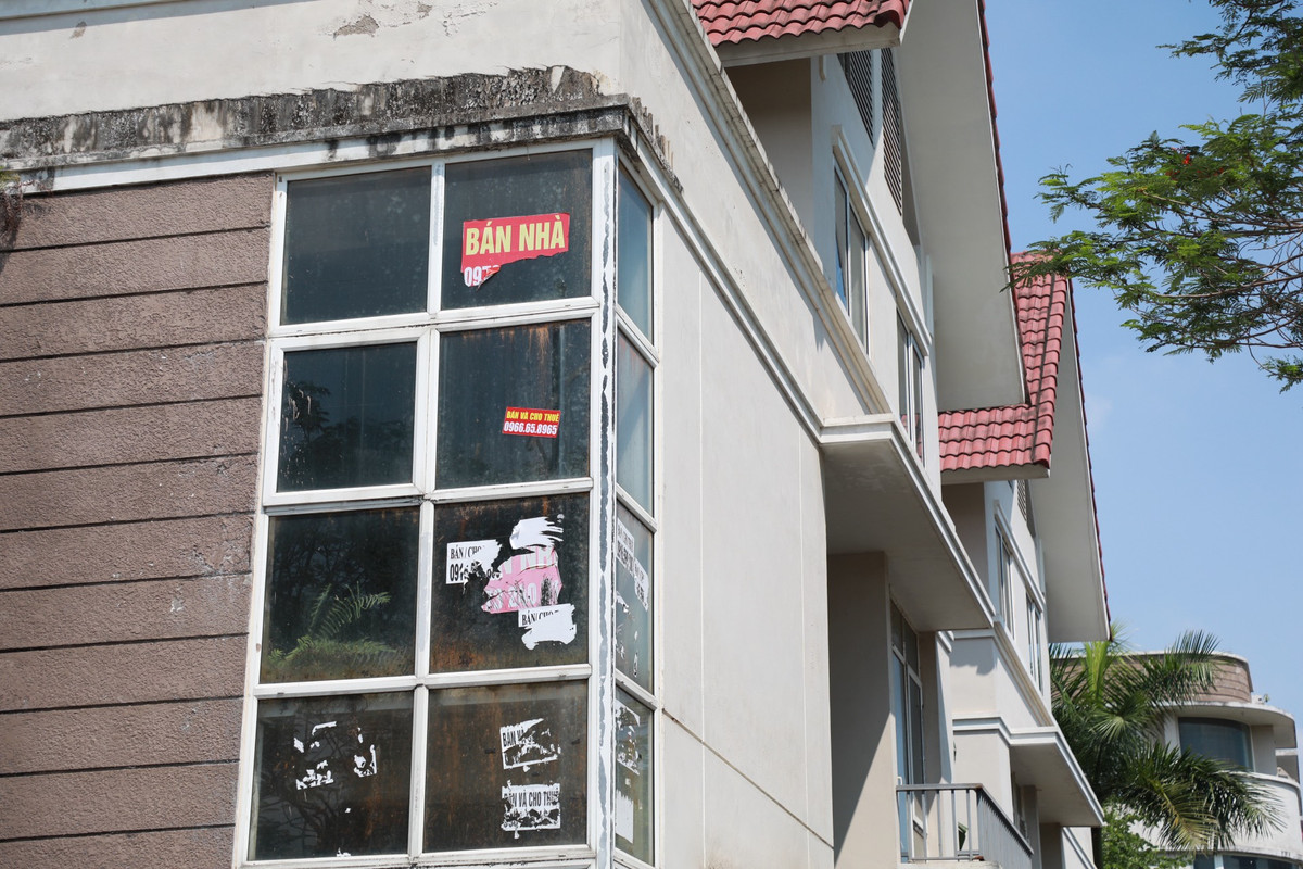 Nhiều căn được dán giấy rao bán, cho thuê. Trên các diễn đàn về bất động sản, The Charm An Hưng được giới thiệu là “siêu dự án hot nhất Hà Đông”, giá từ 29,9 triệu đồng tới gần 40 triệu đồng/m2. Các môi giới công khai rao nhận “booking giữ chỗ”, nhận “đặt cọc”.