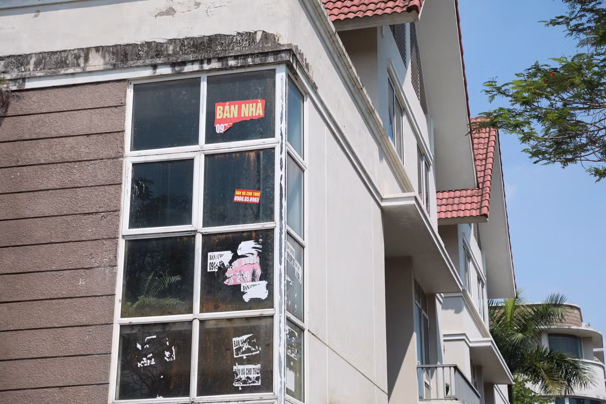 Nhiều căn được dán giấy rao bán, cho thuê. Trên các diễn đàn về bất động sản, The Charm An Hưng được giới thiệu là “siêu dự án hot nhất Hà Đông”, giá từ 29,9 triệu đồng tới gần 40 triệu đồng/m2. Các môi giới công khai rao nhận “booking giữ chỗ”, nhận “đặt cọc”.