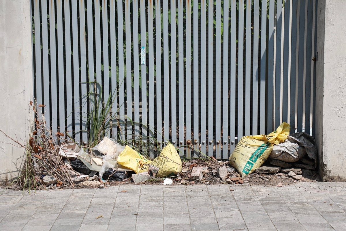 Trước cửa một căn biệt thự bị chèn đầy rác thải xây dựng.