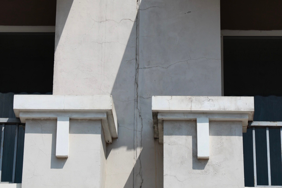 Một số căn nhìn mắt thường có dấu hiệu nứt tường.