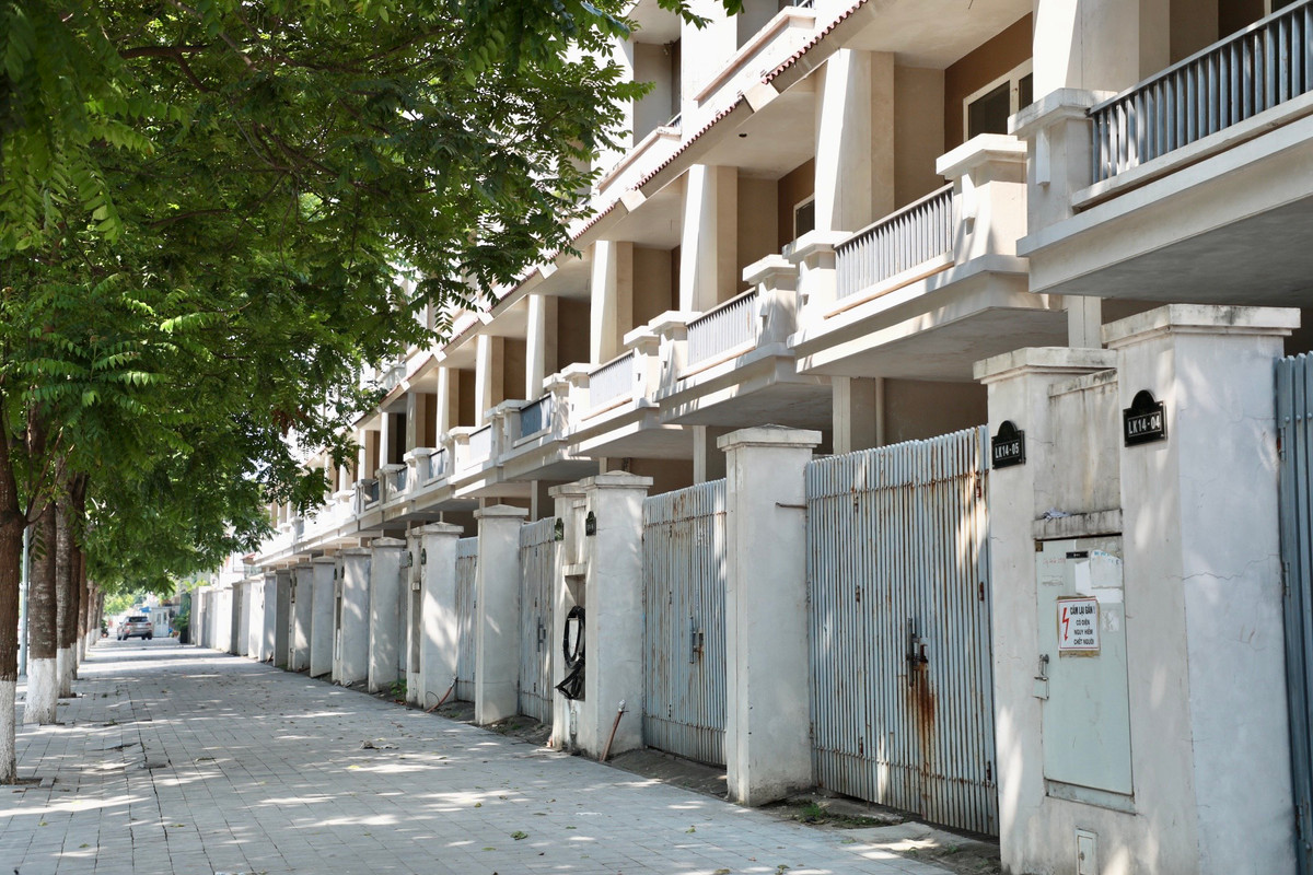 Số biệt thự liền kề ở dự án này là khoảng 600 căn, nhưng đến nay gần như vắng bóng người đến ở, hạ tầng và cảnh quan bên trong các căn biệt thự đang dần xuống cấp.