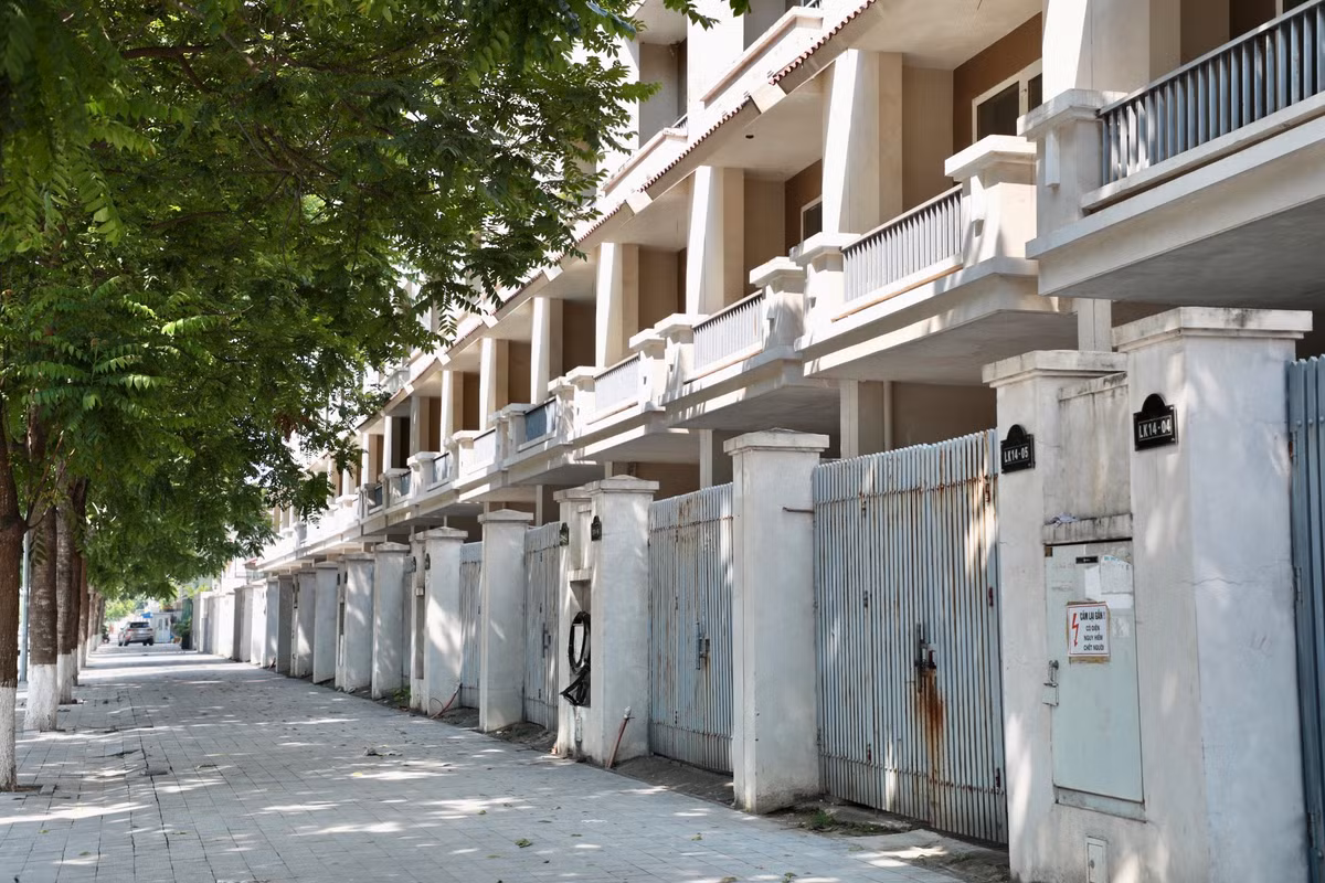 Số biệt thự liền kề ở dự án này là khoảng 600 căn, nhưng đến nay gần như vắng bóng người đến ở, hạ tầng và cảnh quan bên trong các căn biệt thự đang dần xuống cấp.