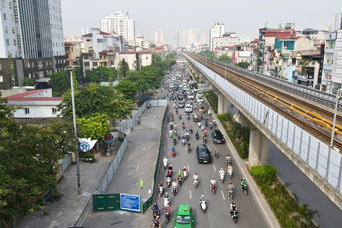 Sáng 10/6, "lô cốt" đầu tiên được rào chắn tại tuyến đường Nguyễn Trãi (quận Thanh Xuân) có chiều dài 59m, chiều rộng 6,5m, diện tích khoảng 383m2.