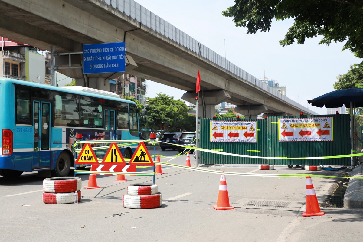 Đêm 9/6 đơn vị thi công đã huy động hàng chục công nhân, vật tư cùng máy móc để dựng "lô cốt" tôn trên đường Nguyễn Trãi, đoạn từ ngõ 495 Nguyễn Trãi đến số 2 đường Nguyễn Xiển (quận Thanh Xuân).