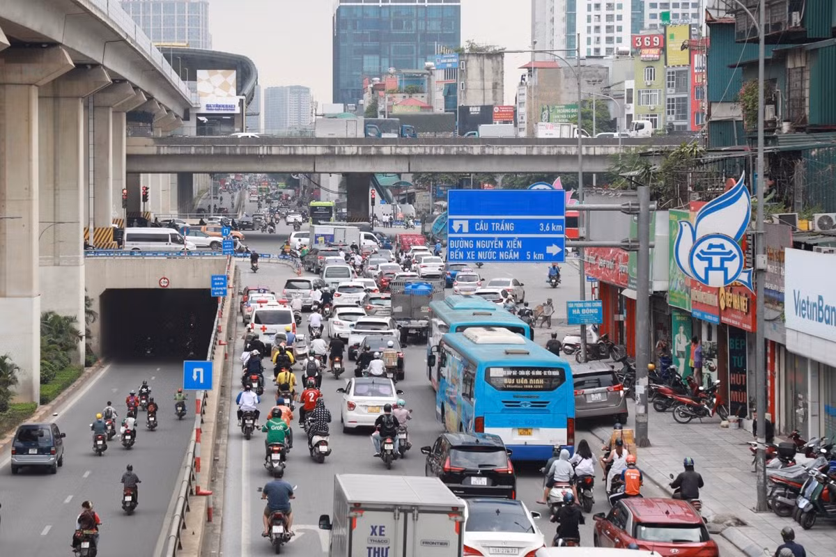 Đường Nguyễn Trãi hiện là một trong những tuyến giao thông chịu áp lực lớn nhất và cũng là nơi được đầu tư hệ thống hạ tầng hiện đại nhất của Hà Nội.
