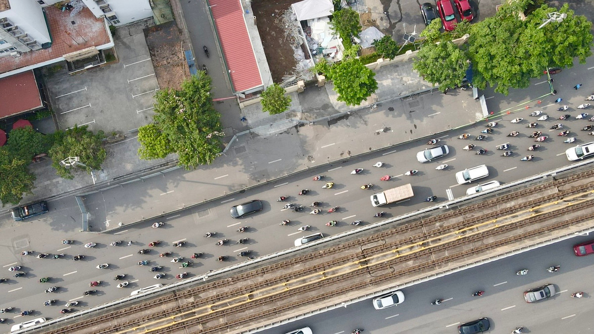 Sau khi rào chắn, phần đường Nguyễn Trãi bị thu hẹp chỉ còn lại 3 làn xe, rộng khoảng 11m.