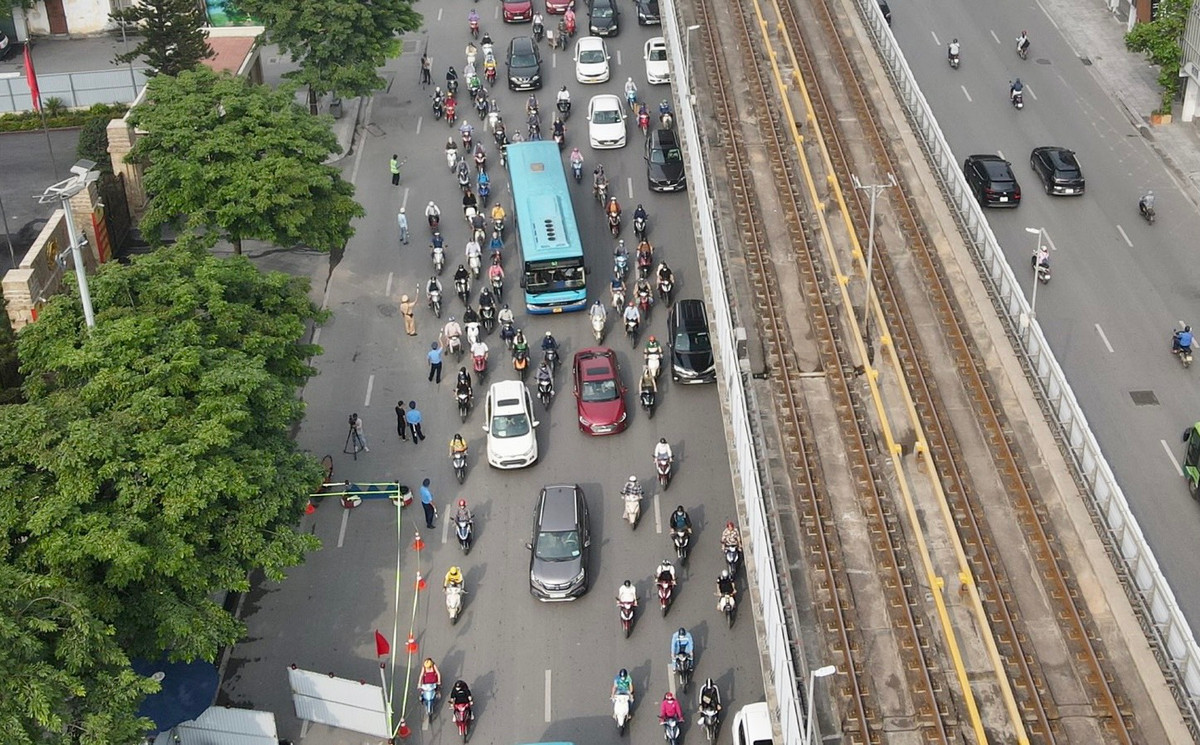 Ông Trần Hữu Bảo - Phó giám đốc Sở GTVT Hà Nội cho biết: "Ban đầu dự kiến rào chắn từ ngày 8/6, tuy nhiên để tránh ảnh hưởng tới người dân lưu thông trong ngày làm việc, chúng tôi đã điều chỉnh ngày bắt đầu vào cuối tuần, lưu lượng phương tiện lưu thông giảm nhiệt hơn để theo dõi, điều chỉnh cho phù hợp trước ngày cao điểm đầu tuần người dân đi làm trở lại".