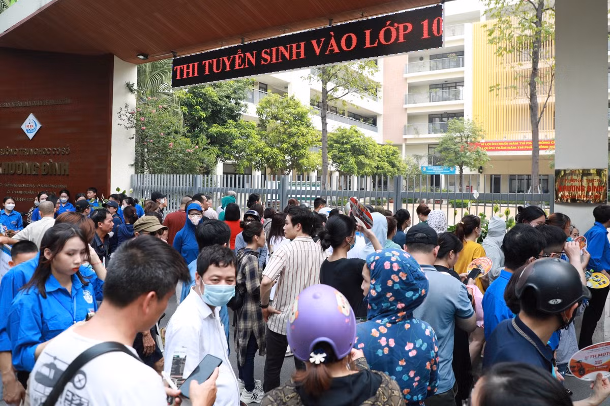 Trước đó, trước khi tiết trống hiệu lệnh báo hiệu hết giờ làm bài, bên ngoài cổng, nhiều phụ huynh trông ngóng, lo lắng, hồi hộp đứng chờ con mình trong môn thi cuối.