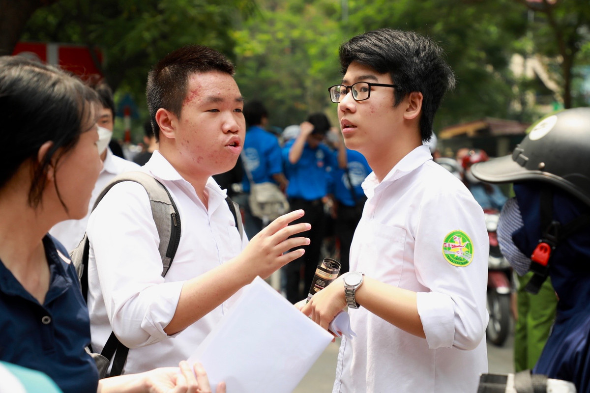 Bạn Trương Đăng Khôi (bên trái, trường THCS Láng Thượng) cũng cho biết câu c bài hình môn Toán là khó. Trong cả 3 bài thi năm nay Khôi đã hoàn thành tốt.