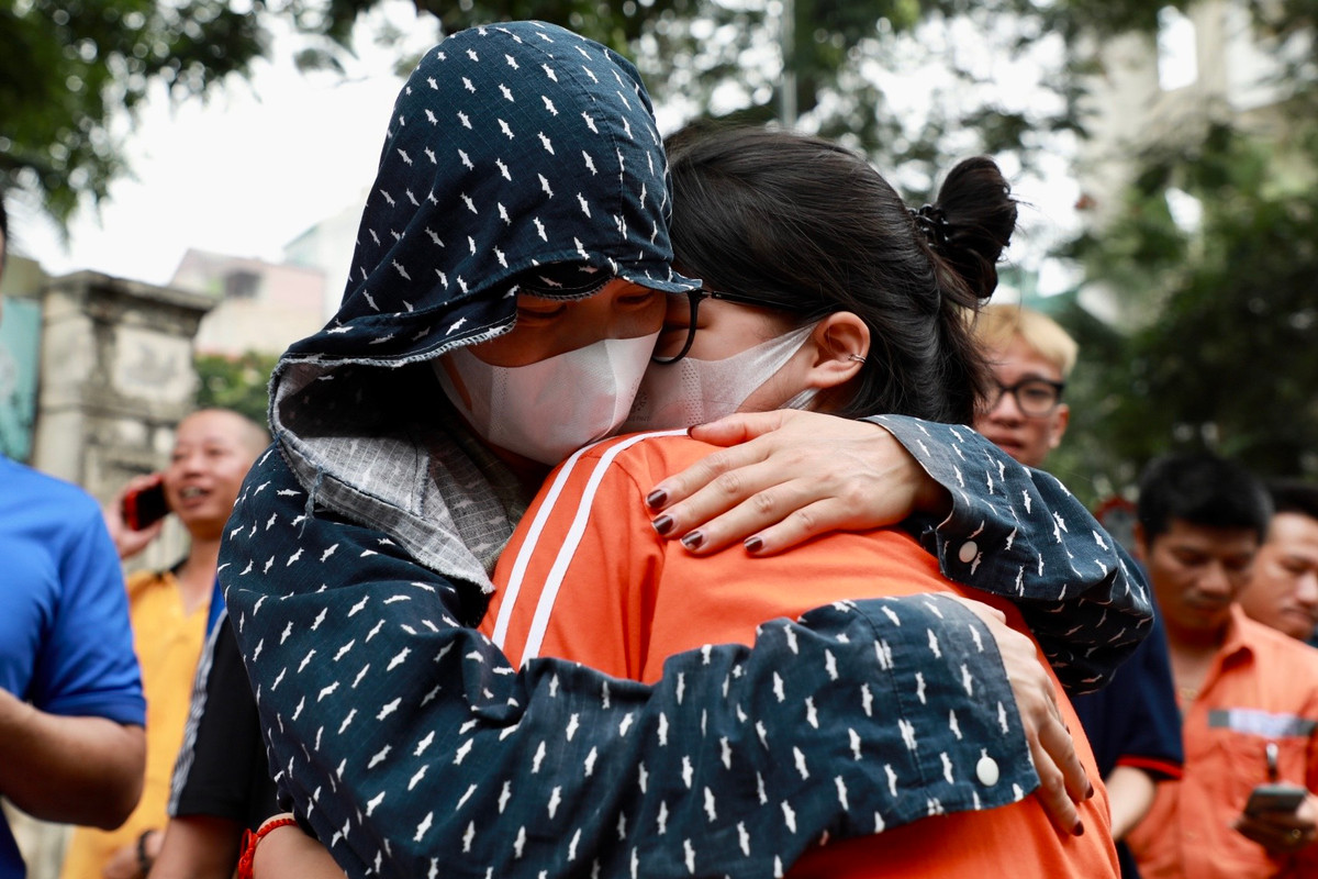 Bên cạnh đó, cũng có em tiếc nuối vì không làm đúng một số câu. “Em không làm được hết bài hình và câu hệ thức Vi-et, những câu còn lại thì em làm được. Em rất tiếc và hy vọng vẫn được khoảng 7 điểm”, bạn Hiền (trường THCS Đình Quang) ôm chầm lấy mẹ sau khi bước ra khỏi phòng thi.