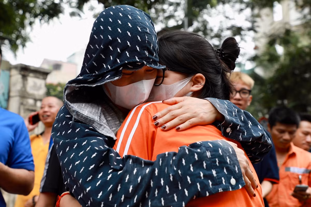 Bên cạnh đó, cũng có em tiếc nuối vì không làm đúng một số câu. “Em không làm được hết bài hình và câu hệ thức Vi-et, những câu còn lại thì em làm được. Em rất tiếc và hy vọng vẫn được khoảng 7 điểm”, bạn Hiền (trường THCS Đình Quang) ôm chầm lấy mẹ sau khi bước ra khỏi phòng thi.