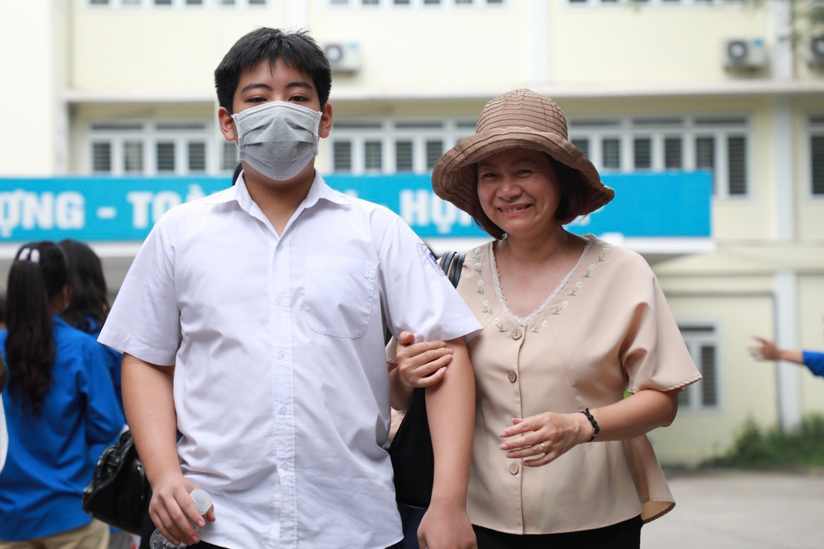 Những khoảnh khắc đầy cảm xúc của phụ huynh với các thí sinh.