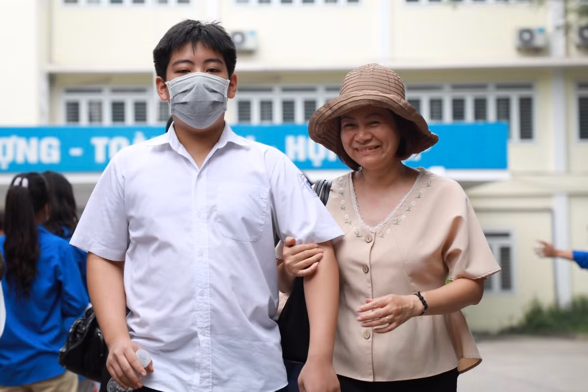 Những khoảnh khắc đầy cảm xúc của phụ huynh với các thí sinh.