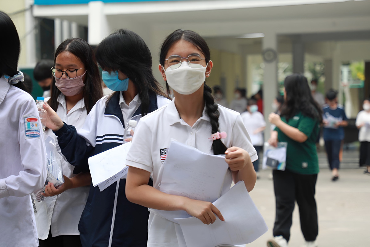 Sáng 11/6, hơn 115.000 thí sinh Thủ đô vừa hoàn thành kỳ thi tuyển sinh lớp 10 THPT năm học 2023 - 2024. Sau 120 phút làm bài thi môn Toán – môn thi cuối cùng, các thí sinh thở phào nhẹ nhõm bước ra khỏi phòng thi, nhiều em vui sướng chạy nhanh ra ngoài để ôm lấy cha mẹ, vỡ oà cảm xúc.