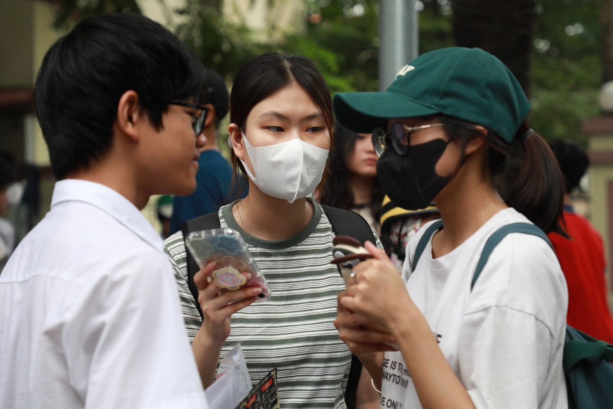 Ngay khi bước ra khỏi phòng thi, một số thí sinh không khỏi lo lắng, mang kết quả ra so với bạn bè.