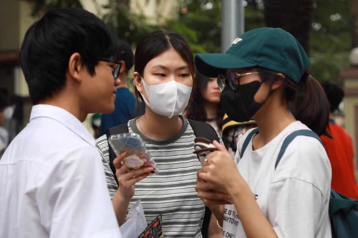 Ngay khi bước ra khỏi phòng thi, một số thí sinh không khỏi lo lắng, mang kết quả ra so với bạn bè.