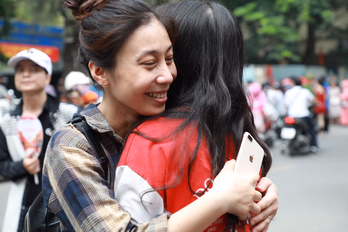 Chị Nguyễn Thị Linh Giang (quận Cầu Giấy), mẹ của bạn Nguyễn Khánh Vy (trường THCS Dịch Vọng Hậu) mừng rỡ chia sẻ: “Tôi cảm thấy rất mừng khi con đã hoàn thành tốt kỳ thi vào lớp 10. Thời gian trước thi con đã rất nỗ lực, ngày đêm miệt mài ôn tập, rất thương con. Sau khi con thi xong, gia đình sẽ cho con về quê chơi với ông bà trong kỳ nghỉ hè này để con xả stress sau mùa thi cử căng thẳng”.