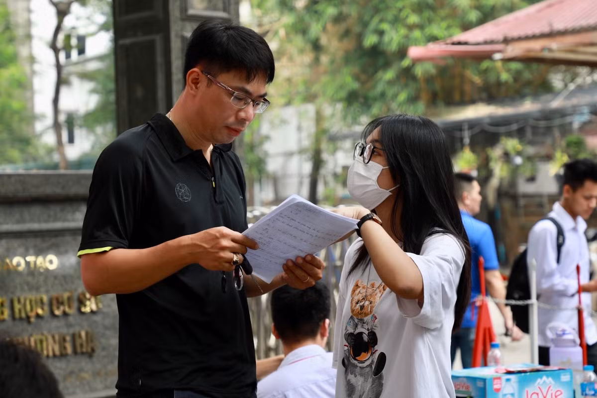 Kể với bố về bài thi của mình.