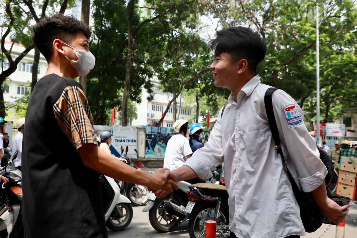 Một cái bắt tay của hai người bạn thân sau khi đã kiểm tra đáp án với nhau.