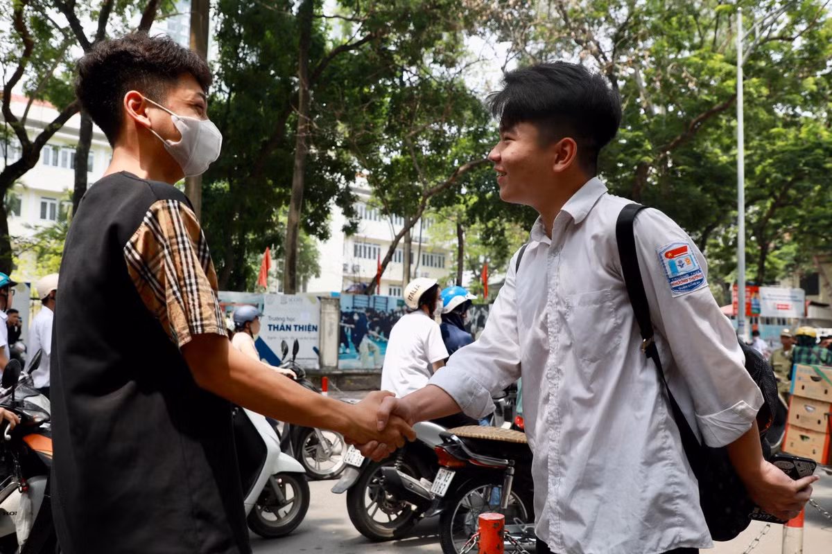 Một cái bắt tay của hai người bạn thân sau khi đã kiểm tra đáp án với nhau.