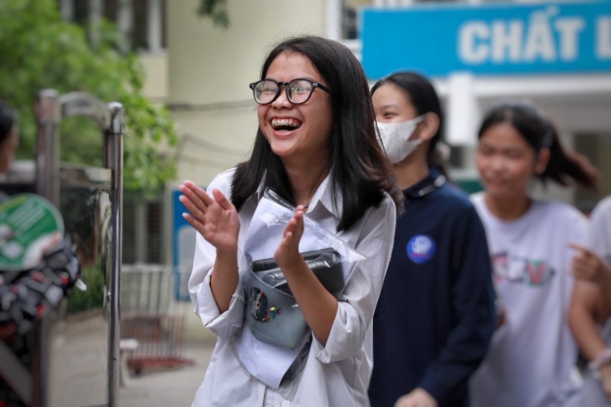 Không giấu được cảm xúc, bạn Phạm Lan Anh (trường THCS Thống Nhất) vui sướng chia sẻ: “Cả môn Toán và 2 môn còn lại em đều đã hoàn thành tốt, dự đoán sẽ đạt được điểm cao. Về môn Toán em thấy khó nhất là câu c bài hình, em dự đoán mình được 8,5. Thi xong, em rất vui sướng và nhẹ nhõm”.