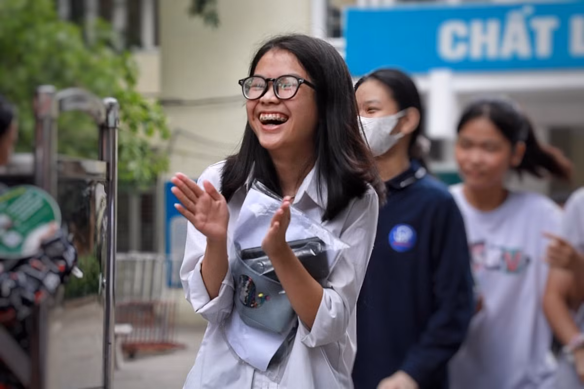 Không giấu được cảm xúc, bạn Phạm Lan Anh (trường THCS Thống Nhất) vui sướng chia sẻ: “Cả môn Toán và 2 môn còn lại em đều đã hoàn thành tốt, dự đoán sẽ đạt được điểm cao. Về môn Toán em thấy khó nhất là câu c bài hình, em dự đoán mình được 8,5. Thi xong, em rất vui sướng và nhẹ nhõm”.