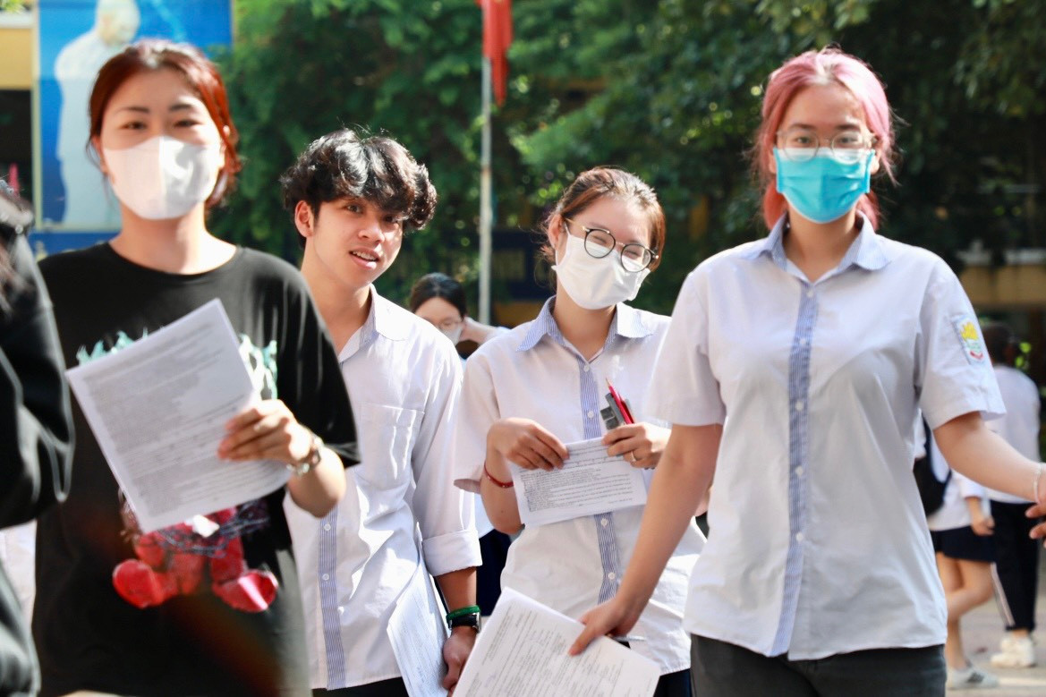 Ngày cuối cùng của kỳ thi THPT Quốc gia 2023 đã khép lại bằng môn Ngoại ngữ diễn ra trong chiều ngày 29/6. Ghi nhận của PV tại điểm thi THCS Thái Thịnh (Đống Đa, Hà Nội), sau khi kết thúc 60 phút làm bài, rất nhiều thí sinh đã ào ra khỏi địa điểm thi với tâm trạng vui vẻ, phấn khởi khi đã hoàn thành tốt phần thi của mình.