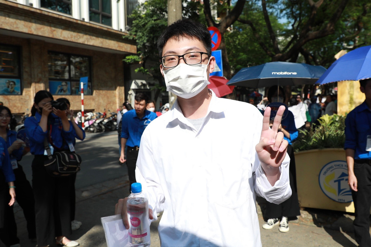 Nhận định về đi thi Ngoại ngữ năm nay, bạn Trần Minh Hà (THPT Lê Quý Đôn) chia sẻ: “Em thấy đề thi tiếng Anh năm nay khá dễ, em chỉ mất 30 phút là có thể hoàn thành bài thi của mình. Tất cả các môn thi năm nay em đã hoàn thành tốt, em thi Đại học Kinh tế Quốc dân, khả năng đỗ 85%”.