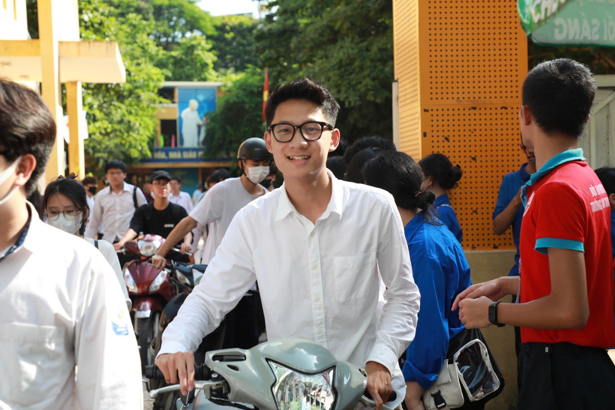 “Em thấy đề thi Ngoại ngữ năm nay dễ, không khó như em nghĩ. Em mất hơn 30 phút để hoàn thành bài thi, dự đoán được trên 8,5 điểm”, Nguyễn Quang Huy (THPT Phùng Khắc Khoan) cho biết.