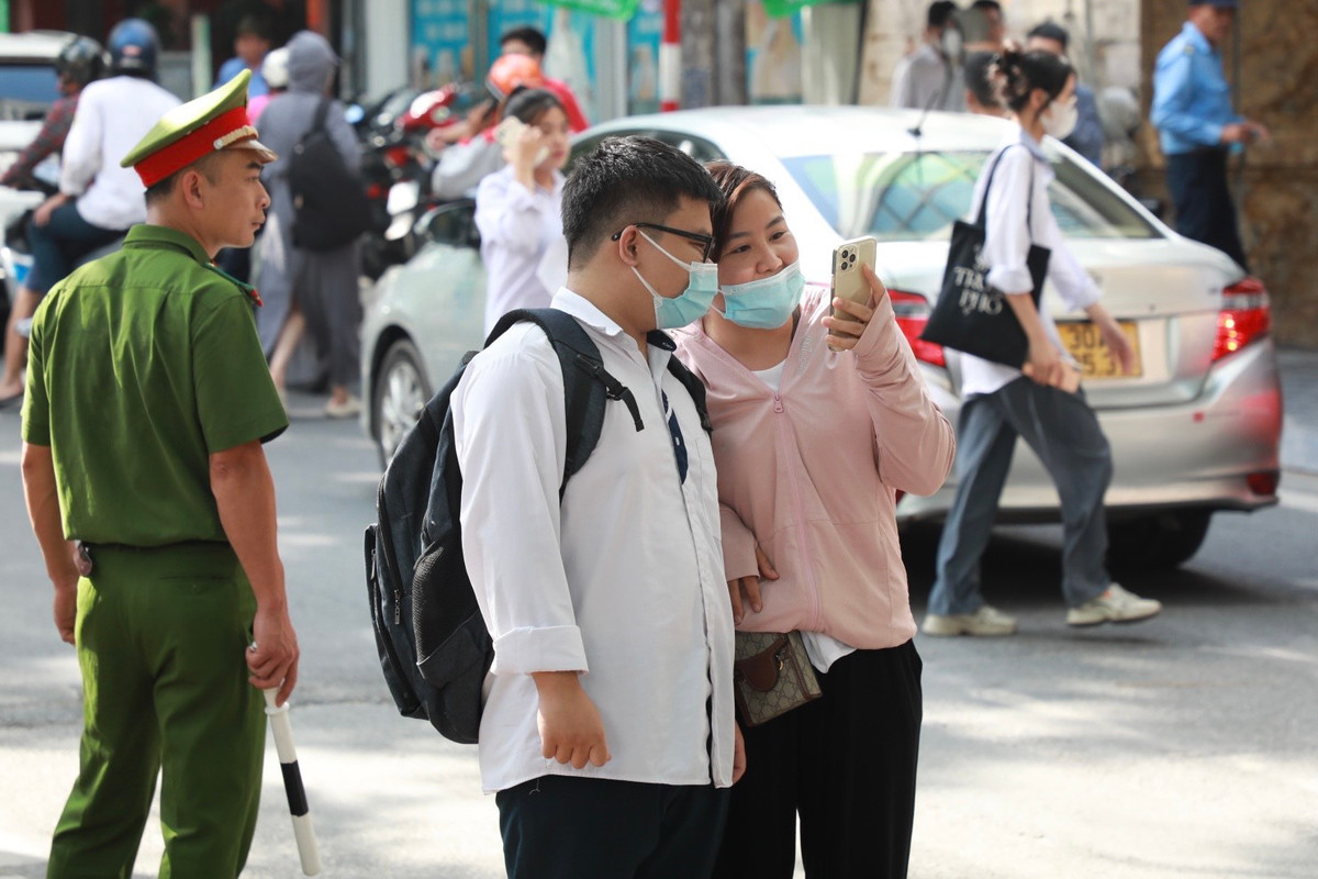 Không chỉ riêng với thí sinh, nỗi lo của phụ huynh cũng được giải toả.