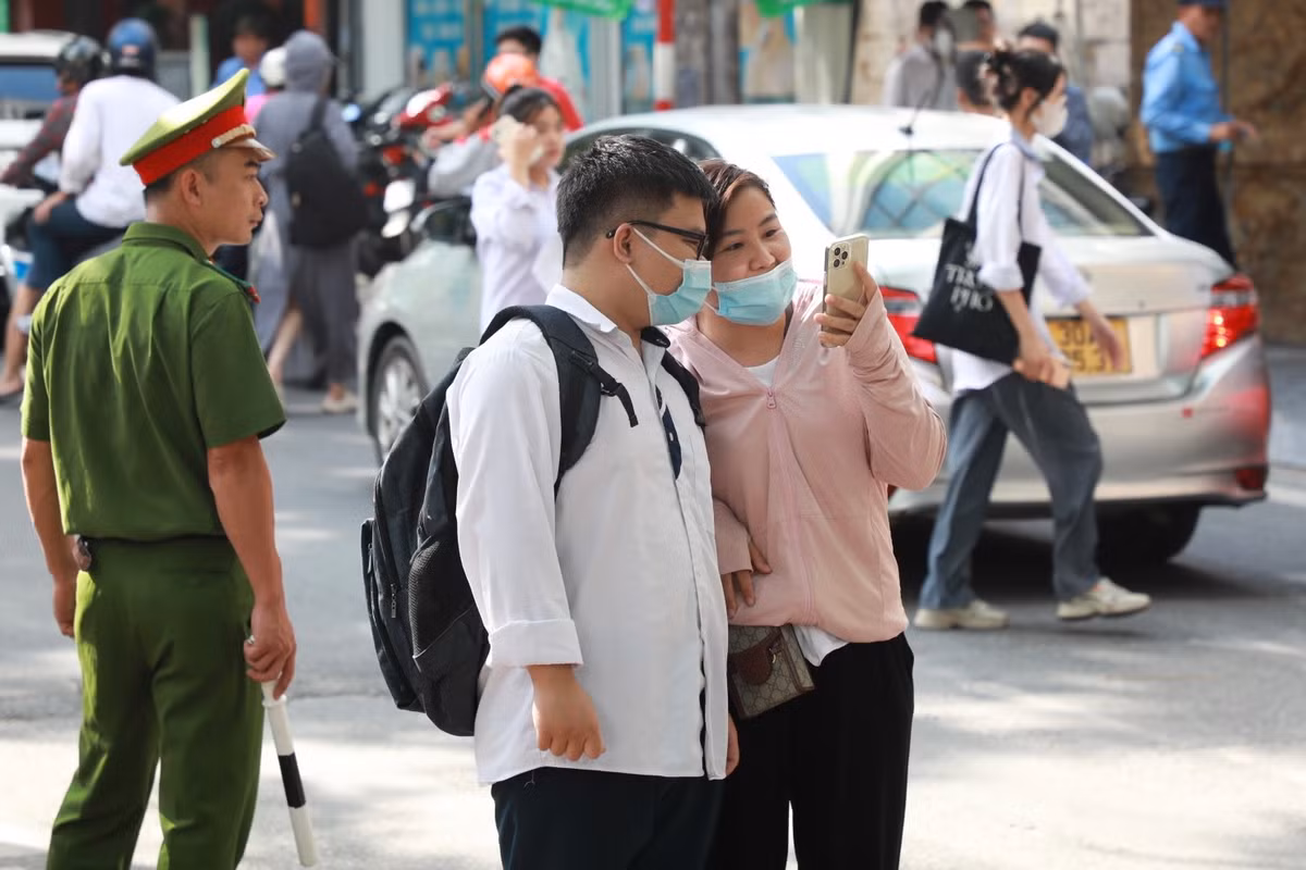 Không chỉ riêng với thí sinh, nỗi lo của phụ huynh cũng được giải toả.