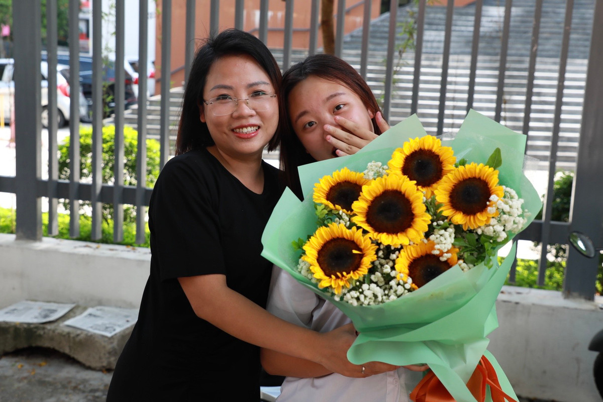 Bạn Khánh Hiền (THPT Đống Đa) năm nay thi Học viện Báo chí Tuyên truyền chia sẻ, em đã phải cố gắng học tập xuyên suốt từ cuối năm lớp 11, khá áp lực và hiện rất vui sướng. Chị Lưu Thị Thuý Hồng, giáo viên THCS Huy Văn cũng là chị gái của Khánh Hiền bày tỏ: “Với mình, trong mỗi kỳ thi việc chuẩn bị kỹ về tâm lý là quan trọng nhất. Mình luôn tin tưởng vào sự ổn định tâm lý của em gái mình. Cá nhân mình đánh giá, đề thi năm nay nội dung kiến thức bao phủ chủ yếu trong chương trình lớp 12. Đặc biệt, phần phân hoá rất rõ ràng, với những bạn nắm chắc kiến thức cơ bản sẽ đạt 7,5 - 8 điểm”.