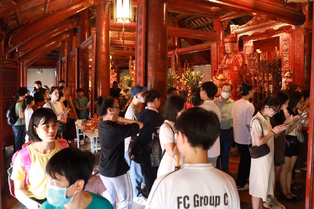 Trước ngày thi vào lớp 10, dù trời nắng to, rất đông sĩ tử, phụ huynh ở Hà Nội đã tới Văn Miếu - Quốc Tử Giám thắp hương, khấn vái, xin chữ cầu may.