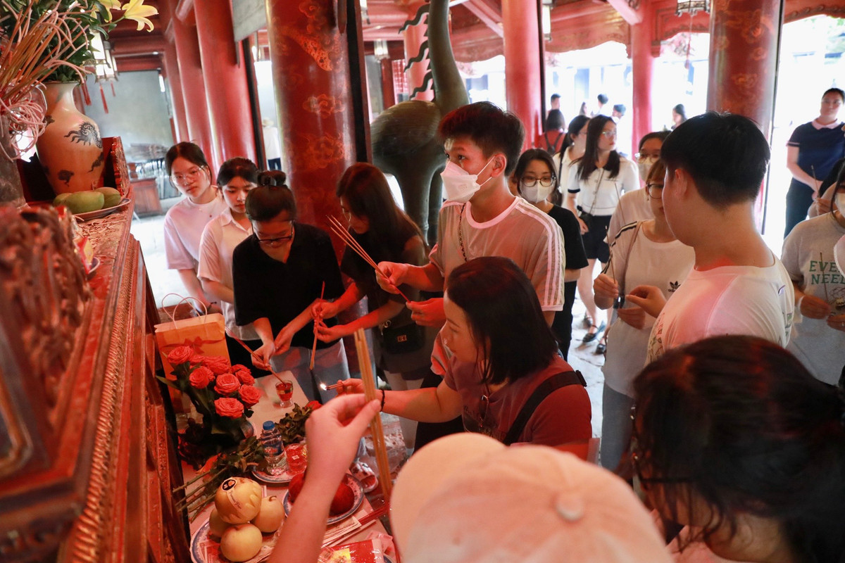 Ghi nhận trước ngày thi khoảng 1 tuần, Văn Miếu luôn đông nghẹt người.