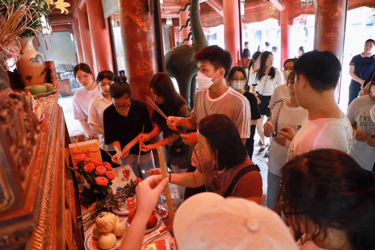 Ghi nhận trước ngày thi khoảng 1 tuần, Văn Miếu luôn đông nghẹt người.