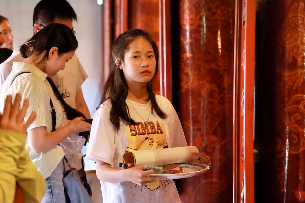 Bạn Nguyễn Phương Anh (ở Đông Anh, Hà Nội) chia sẻ: "Em đã ôn luyện kỹ càng cho kỳ thi sắp tới nên tinh thần cũng khá thoải mái. Nay em tới Văn Miếu cầu may, xin đạt được điểm cao trong đợt thi quan trọng này. Em sẽ thi THPT Đông Anh".