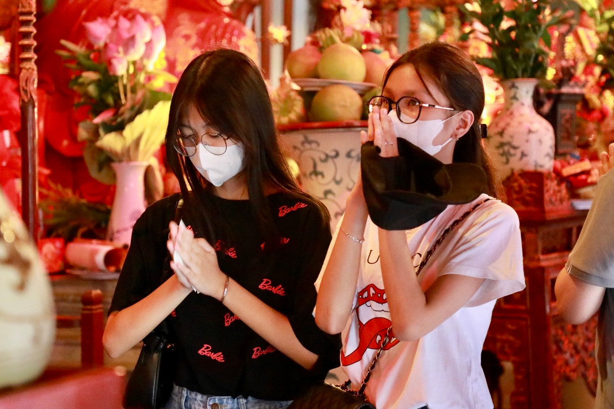 Bạn Khánh Ly (bên trái) và bạn Anh Thư cùng ở Hoàng Mai, Hà Nội cho biết cũng đã chuẩn bị tốt cho kỳ thi. Ly sẽ thi vào THPT Hoàng Văn Thụ còn Thư sẽ thi trường THPT Trương Định.